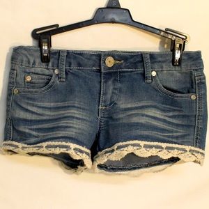 ALMOST FAMOUS JUNIOR WOMAN LIGHT BLUE FLAT FRONT DENIM SHORT SHORTS SIZE 1 LACE